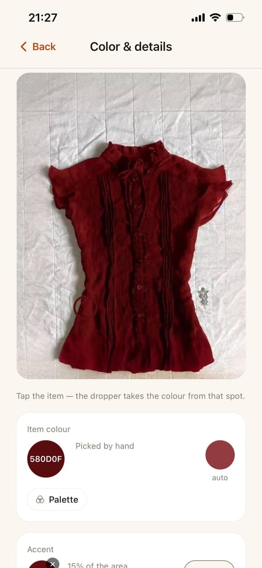 Ecru’s colour screen: a red blouse laid out on a pale bedspread, the line “Tap the item — the dropper takes the colour from that spot”, and below it the colour 580D0F picked by hand with the dropper, next to the one the app worked out itself.